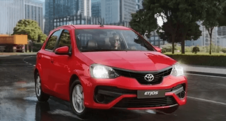 Toyota Etios 2021 frente vermelha